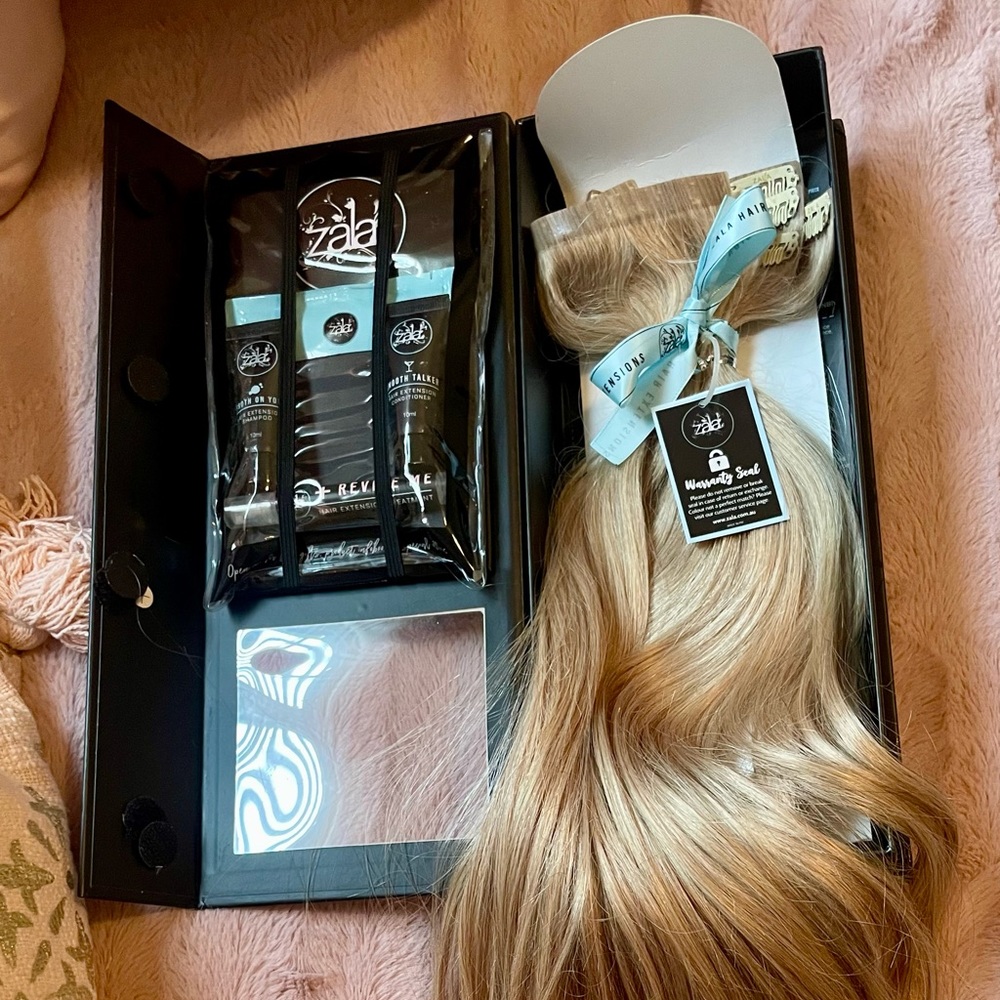 Zalá 
Premium Hair Extensions 💯Human Remy Hair.Seemlees Clip Champagne Blonde